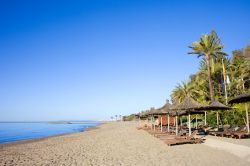 Sdraio sulla spiaggia di sabbia a Marbella, Spagna. Se siete amanti del mare non perdete l'occasione di trascorrere una vacanza in Costa del Sol a Marbella: qui troverete oltre 20 spiagge ...