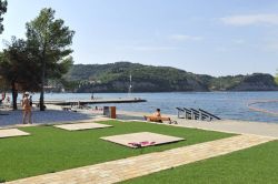 Spiaggia delle Terme di Talaso Strunjan a Strugnano, in Slovenia - © Terme Krka