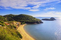 La spiaggia dell'Innamorata a Capoliveri, Isola d'Elba, Toscana. Una suggestiva veduta di questo tratto di litorale che si trova ai margini delle vecchie miniere di ferro, uno dei territori ...