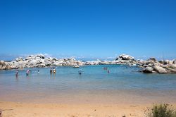 Cala di Achiarina, le acque limpide del mare dell'Isola di Lavezzi in Corsica.