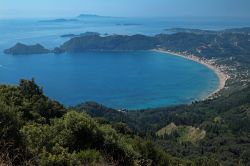 La spiaggia di Ag. Georgios vista dalle colline dell'isola di Othoni, Grecia. Quest'isola, nota per la fotografia subacquea grazie ai suoi splendidi fondali e alle grotte, è stata ...