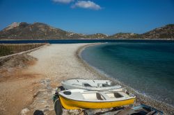 Spiaggia di Agios Pablos a Amorgos, Grecia. E' uno dei punti più belli di tutta l'isola, un vero e proprio spettacolo della natura. Agios Pablos è una lingua di sassi bianchi ...