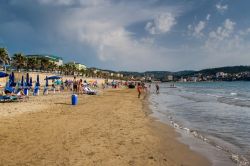 Spiaggia di Agropoli e montagne del Cilento, Campania - Dichiarato patrimonio dell'Umanità dall'Unesco, il Cilento è una subregione montuosa della provincia di Salerno ...