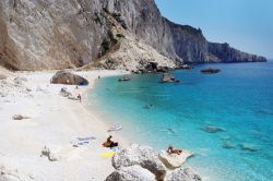 La spiaggia di Aspri Ammos fotografata d'estate, isola di Othoni, Grecia. Qui i fondali sono zeppi di pesci, ricci e stelle marine e sono un vero e proprio paradiso per appassionati di subacquea.



 ...