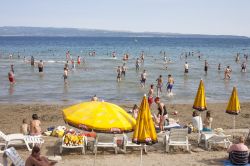 La spiaggia di Bacvice si trova quasi in centro a Spalato, ed è uno dei pochi arenili di questo tratto di costa dalmata, prevalentemente rocciosa - © andras_csontos / Shutterstock.com ...