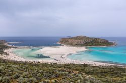 Spiaggia di Balos, Chania, Creta. Si trova all'estremo nord ovest dell'isola ed è una delle più belle spiagge che si possano trovare a Creta - © Andrzej Fryda / Shutterstock.com ...