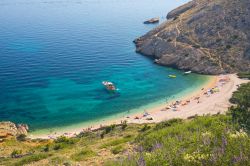 Spiaggia di Baska, isola di Veglia, Croazia - © Dziewul / Shutterstock.com