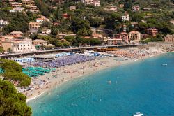 Spiaggia di Bonassola, Liguria, Italia. Una veduta dall'alto della città di Bonassola che si estende su una piana per circa 5 chilometri ed è compotsa da 8 borghi storici.
 ...