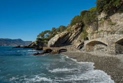 Spiaggia di ciottoli e passeggiata lungomare nel territorio di Zoagli, provincia di Genova.
