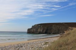 Spiaggia di ciottoli sul promontorio di Pen-Hir a Camaret-sur-Mer nella penisola di Crozon, Francia.


