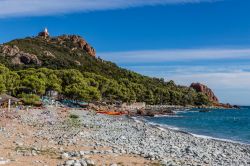 Spiaggia di Dramont a Saint Raphael, Francia. Ciottoli e terra battuta per questo suggestivo tratto costiero della riviera francese. In estate Landing Beach è un luogo tutto da scoprire ...