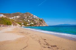 La spiaggia di Elia e quella di Agrari formano un unico nostro di sabbie dorate. Siamo a Mykonos, Isole Cicladi in Grecia - © Sogno Lucido / Shutterstock.com