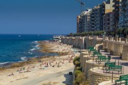 La spiaggia di Exiles, Sliema, fotografata in ...