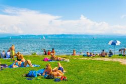 La spiaggia d'erba sul Lago di Costanza nella cittadina di villeggiatura di Friedrichshafen, Germania - © trabantos / Shutterstock.com