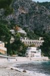 Spiaggia di ghiaia a Eze-sur-Mer, Costa Azzurra, Francia.
