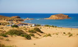 Spiaggia di sabbia a Gomati sull'isola di Lemons, Grecia - Annidata in una baia sulla costa sud di Lemnos, la spiaggia di Gomati si trova pochi chilometri a nord del villaggio di Katalakos: ...