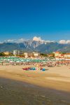 Spiaggia di Marina di Pietrasanta, provincia di Lucca, Toscana. Già agli inizi degli anni '30 del 1900 questa località era una nota destinazione balneare. 
