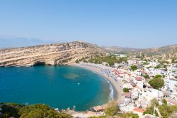 Spiaggia di Matala nei dintorni di Heraklion, Creta - Una bella immagine aerea della spiaggia di Matala, nelle vicinanze della città di Heraklion © lornet / Shutterstock.com