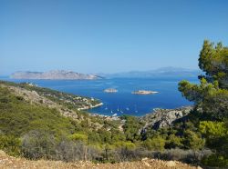 Veduta panoramica della spiaggia di Molos sull'isola di Hydra.