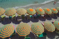 Spiaggia di Monterosso al Mare, Liguria, Italia - Ombrelloni e sdraio sulla spiaggia di Monterosso, "Monterusso" in ligure, comune italiano di circa 1.500 abitanti della provincia ...