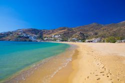 Fotografia della spiaggia di Mylopotas, isola di Ios, Grecia. Questa popolarissima spiaggia situata nei pressi del centro di Chora è frequentata soprattutto da famiglie. L'acqua è ...