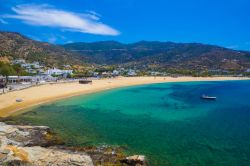 Spiaggia di Mylopotas sull'isola di Ios, Grecia. Un tratto del litorale che si affaccia sul mar Egeo.




