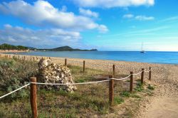 L'ingresso alla spiaggia di Nora (Sardegna), proprio accanto al sito archeologico.
