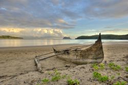 Spiaggia di Nosy Mitsio, Madagascar, con una barca da pesca. Nosy Mitsio è un arcipelago costituito da una cinquantina fra isolotti e scogli, alcuni dei quali non ancora esplorati.



 ...