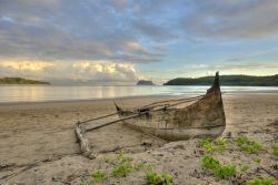 Spiaggia di Nosy Mitsio, Madagascar, con una barca da pesca. Nosy Mitsio è un arcipelago costituito da una cinquantina fra isolotti e scogli, alcuni dei quali non ancora esplorati.



 ...