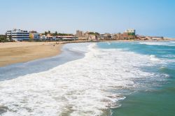 Spiaggia di Pimentel nei pressi di Chiclayo, Perù. Situata a 14 km da Chiclayo questa località è caratterizzata da un'estesa spiaggia di sabbia e da un molo in disuso.
 ...