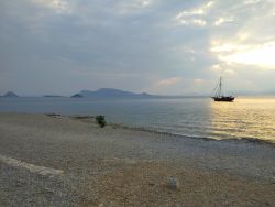 Prima del tramonto in una giornata nuvolosa sulla spiaggia di Plakes a Hydra, Grecia.