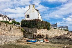 Spiaggia di Ploumanac'h (Bretagna) con la bassa marea e le barche da pesca, Francia