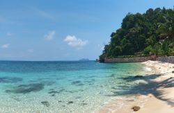 La spiaggia di Rawa nell'arcipelago di Seribuat in Malesia. Rawa è una graziosa e minuscola isoletta appartenente al Seribuat sorge in mezzo al mare a 16 chilometri da Mersing. La ...