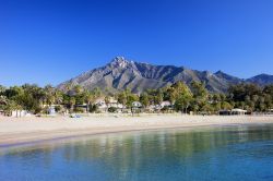 Spiaggia di sabbia a Marbella, Spagna. Un suggestivo scorcio panoramico dello scenario vacanziero che attende in questa località del Mar Mediterraneo - © Artur Bogacki / Shutterstock.com ...