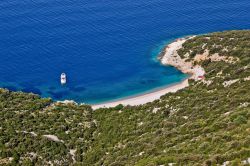 Spiaggia di sabbia e ciottoli a Lubenice, isola di Cres, Croazia. Fra le spiagge più suggestive di questa città c'è quella di San Giovanni lambita da acque turchesi, ...