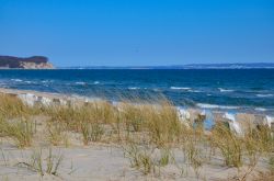 Spiaggia di sabbia sull'isola di Ruegen, Meclemburgo-Pomerania (Germania). Siamo nella baia della città di Goehren nella penisola di Moenchgut.



