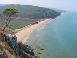 Spiaggia di San Menaio e la Piana di Calenella vicino a Vico del Gargano in Puglia  - © Di Roberto Ferrari - CC BY-SA 2.0, Wikipedia