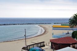 La spiaggia deserta di San Remo in  primavera. Gli scogli al largo servono per evitare l'erosione dell'arenile - © maudanros / Shutterstock.com