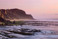 La spiaggia di Santa Cruz a Torres Vedras, Portogallo, fotografata al crepuscolo.



