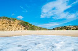 La spiaggia di Scivu sulla Costa Verde, Arbus, Sardegna. Delimitato da una scogliera e da pareti di arenaria, questo tratto di sabbia lunga circa 3 chilometri è una delle più belle ...