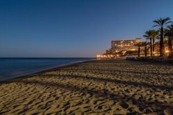 Spiaggia di sera a Torremolinos, Spagna. Le luci dei palazzi e delle strutture che si affacciano sul mare illuminano questo tratto di litorale sabbioso creando un'atmosfera ancora più ...