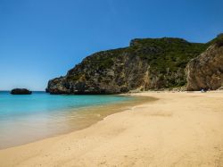 La splendida spiaggia di Sesimbra (Portogallo) nota come Praia da Ribeira do Cavalo, affacciata sull'Oceano Atlantico.