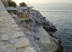 La spiaggia di Spilia presso il porto di Hydra (Isole Saroniche, Grecia).