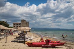 Spiaggia di Torre Mozza, nei pressi di Piombino, Toscana, in una giornata nuvolosa - © Francesca Cerretani / Shutterstock.com