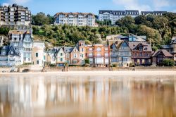 Scorcio della spiaggia di Trouville-sur-Mer, cittadina di 4600 abitanti del dipartimento di Calvados, in Normandia, lungo la cosiddetta Côte Fleurie (Costa Fiorita).