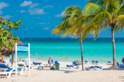 Turisti in spiaggia a Varadero durante una splendida giornata di sole. La spiaggia di Varadero è la più grande di Cuba - © Kamira / Shutterstock.com