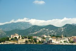 Spiaggia e cittadella di Saint Florent, Corsica, Francia. Centro storico pittoresco, un bel porto turistico su cui si affacciano locali e ristoranti e spiagge degne dei mari caraibici caratterizzano ...