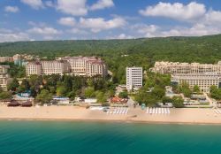 Spiaggia e hotel a Golden Sands, Zlatni Piasaci: siamo in una popolare destinazione estiva nei pressi di Varna.
