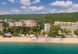 Spiaggia e hotel a Golden Sands, Zlatni Piasaci: siamo in una popolare destinazione estiva nei pressi di Varna.
