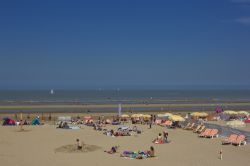 Spiaggia e mare a Blankenberge, Belgio. Una bella veduta sul mare del Nord con la spiaggia affollata da bagnanti. Questa città è considerata una delle stazioni balneari più ...